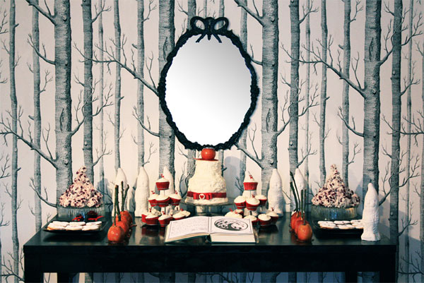 Mesa decorada para fiesta temática de Blancanieves