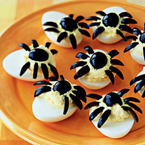 huevos de araña con aceitunas para halloween